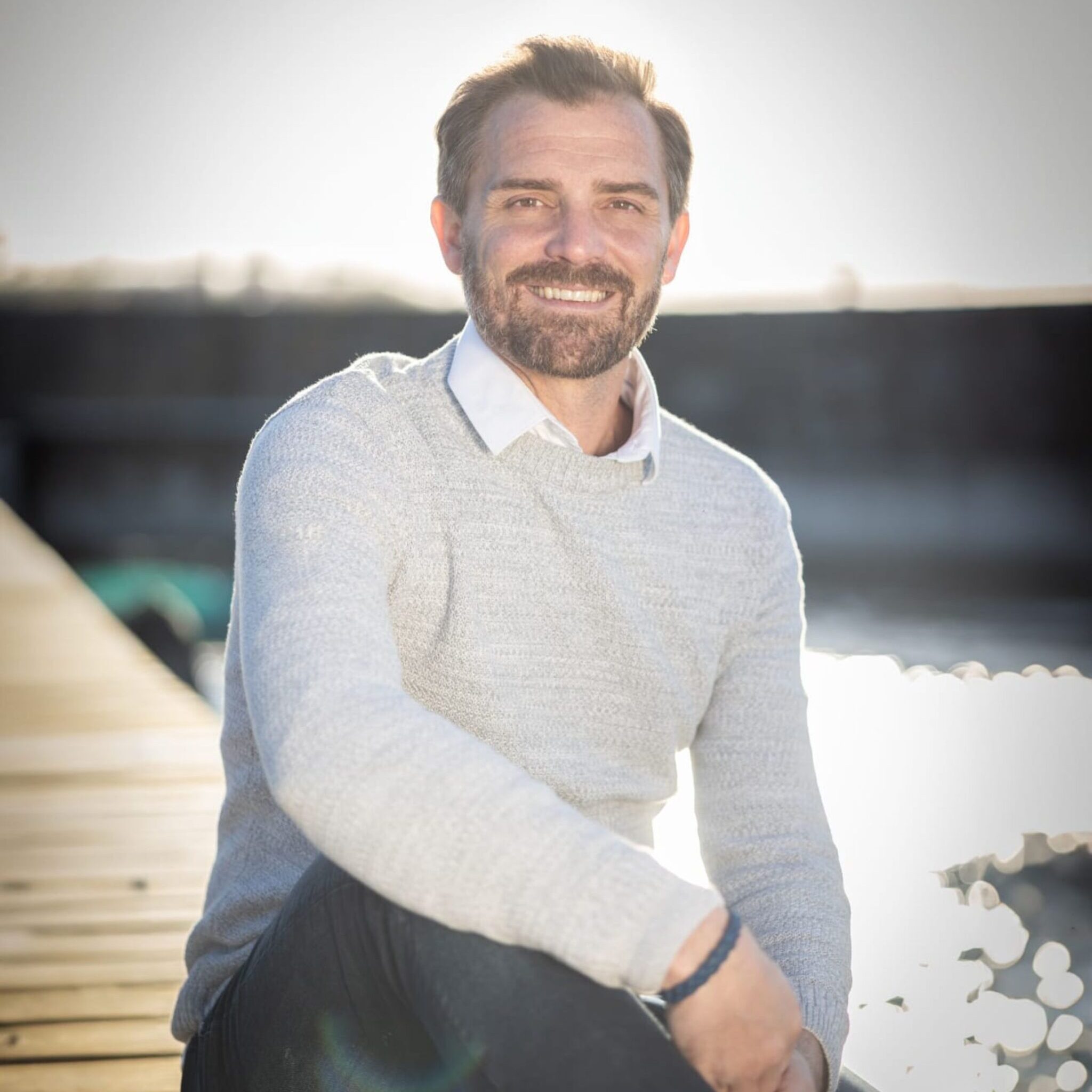 Portrait de Jean-Baptiste wosko expert en géobiologie et Feng shui au bord d'une piscine