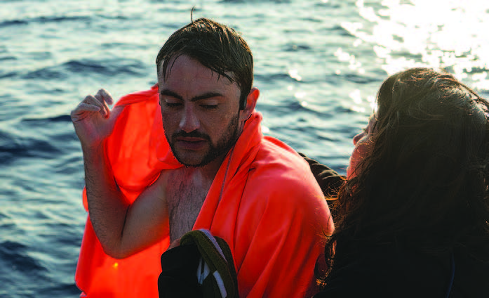 Noam Yaron sur le bateau lors de la traversée a la nage calvi-Monaco après plus de 102 heures dans l'eau.