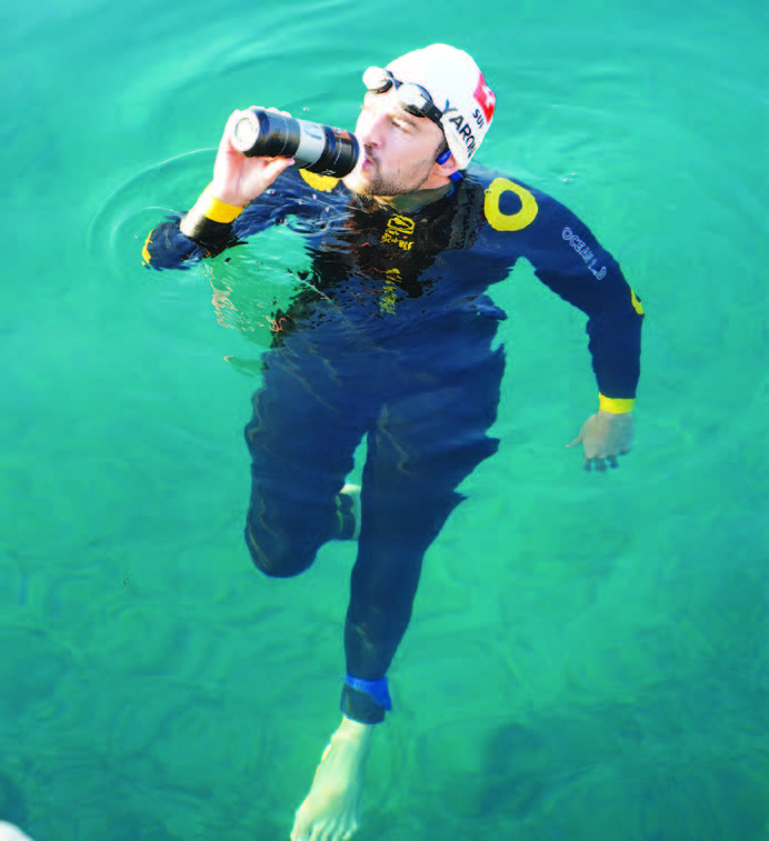 Noam Yaron lors de sa traversée à la nage entre la Corse et Capri, défi de 102 heures en mer.