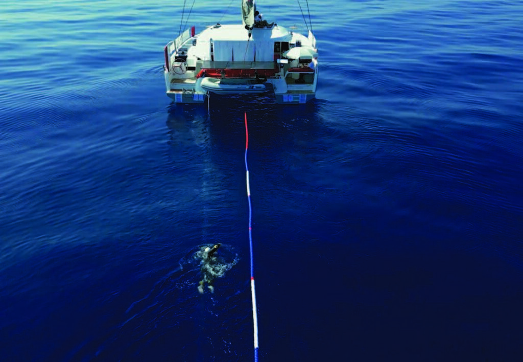 Le bateau de Noam Yaron lors de sa traversée à la nage entre la Corse et Monaco, défi de 102 heures en mer.