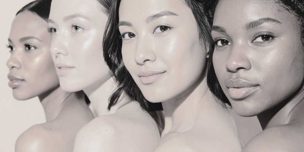 Portraits de femmes aux origines diverses en noir et blanc, symbolisant la force, l'inspiration et la diversité des parcours.