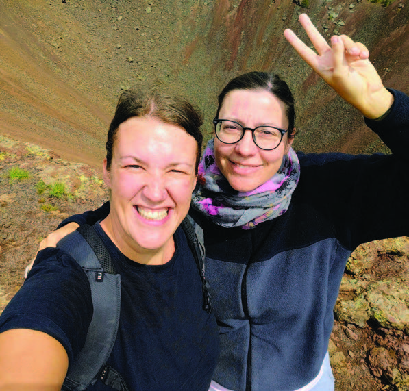 Jennifer et Joëlle en vanlife, voyageuses explorant les grands espaces et incarnant une philosophie de liberté et d’aventure.