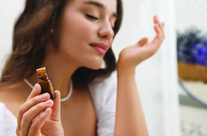 Rituel bien-être aux huiles essentielles de romarin appliquées sur les poignets