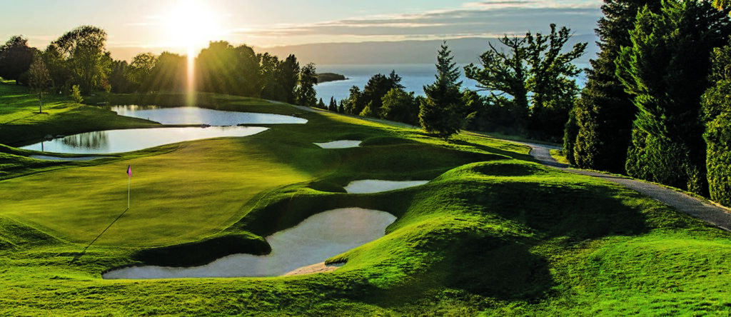 Parcours de golf Evian Resort avec vue sur le lac Léman et les reliefs alpins.