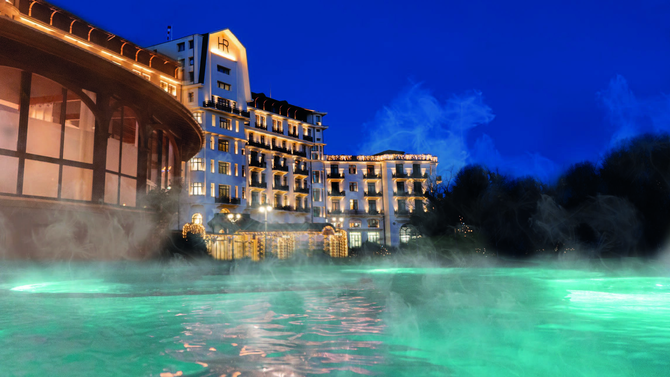 Evian Resort de nuit, hôtel au bord d’un bassin fumant : expérience thermale face au Léman.