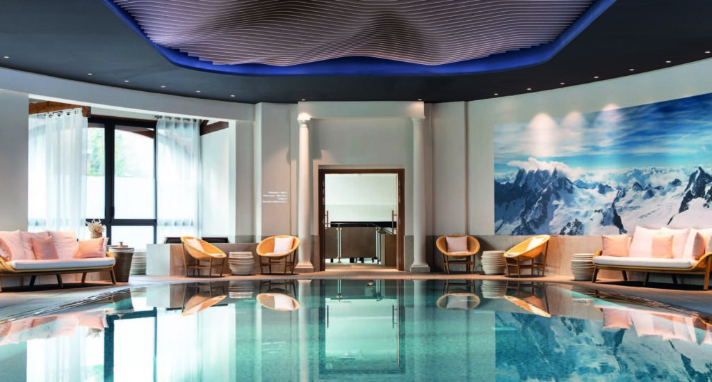 Piscine intérieure au spa Evian Resort : lumière douce, repos et régénération.