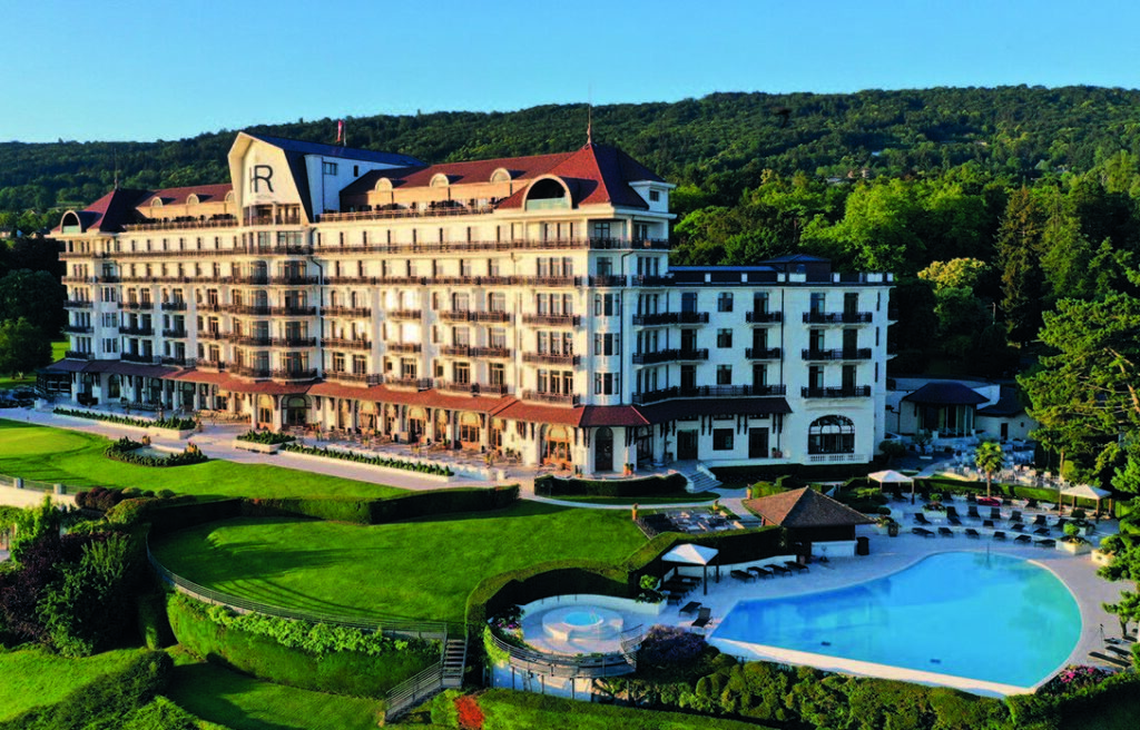 Evian Resort vu du ciel, façade et piscine : séjour bien-être entre nature et élégance.