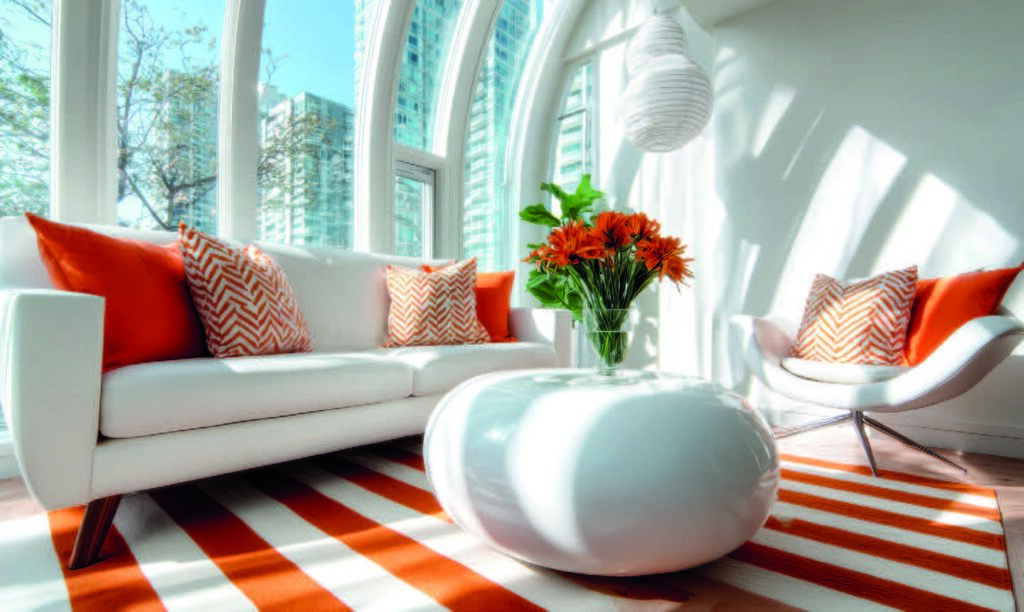 Salon lumineux décoré avec des fleurs orange, illustrant l’impact des couleurs sur l’ambiance intérieure