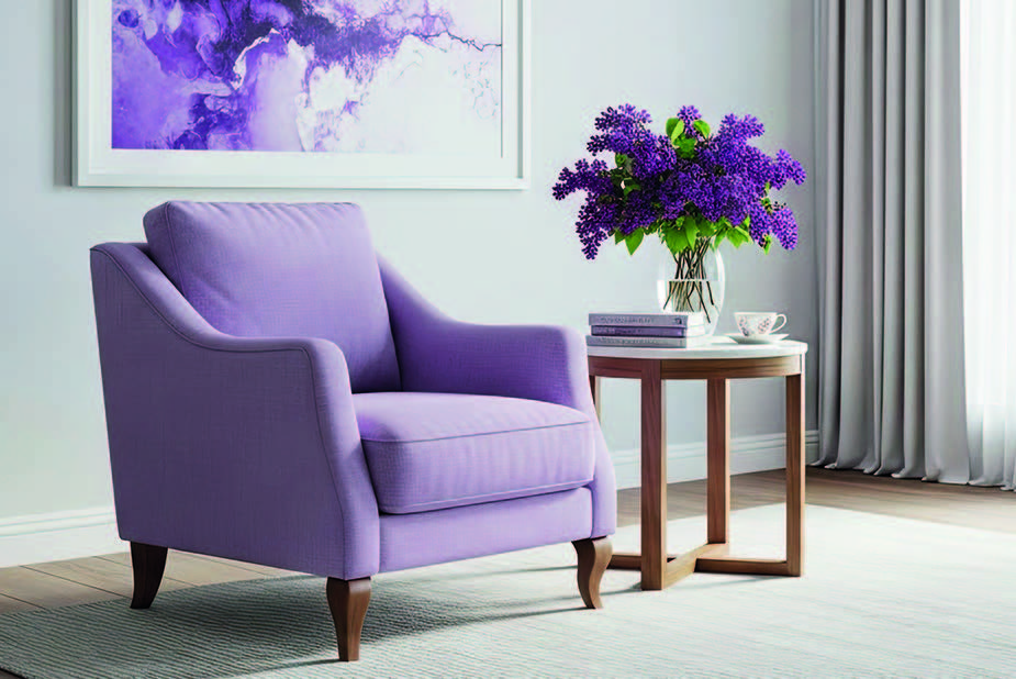 Fauteuil violet et bouquet de fleurs mauves dans un intérieur calme et lumineux.