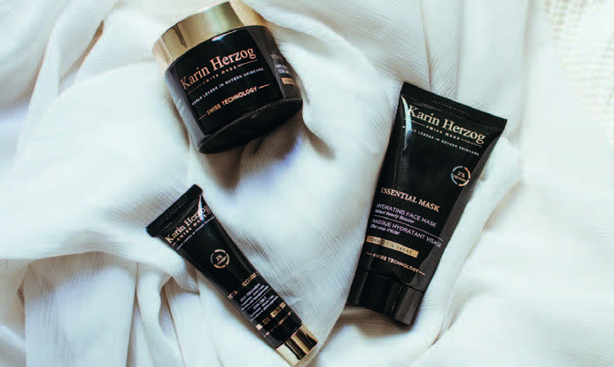 Produits Karin Herzog disposés sur un tissu blanc, rituel de soins visage à l’oxygène actif.