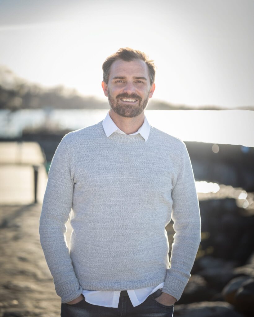 Portrait de Jean-Baptiste Wosko, énergéticien des corps et des lieux, spécialiste en géobiologie et Feng Shui.
